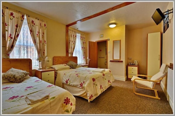 Family Quadruple Room | Desk, free WiFi, bed sheets