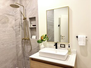Dusche, Haartrockner, Handtücher, Seife
