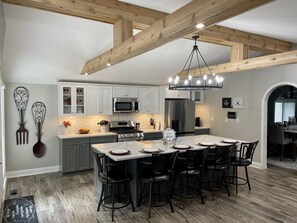 Køleskab, mikrobølgeovn, ovn, kogeplade