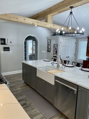 Køleskab, mikrobølgeovn, ovn, kogeplade