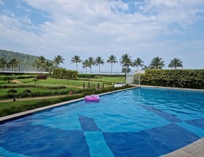 Una piscina al aire libre, una piscina climatizada