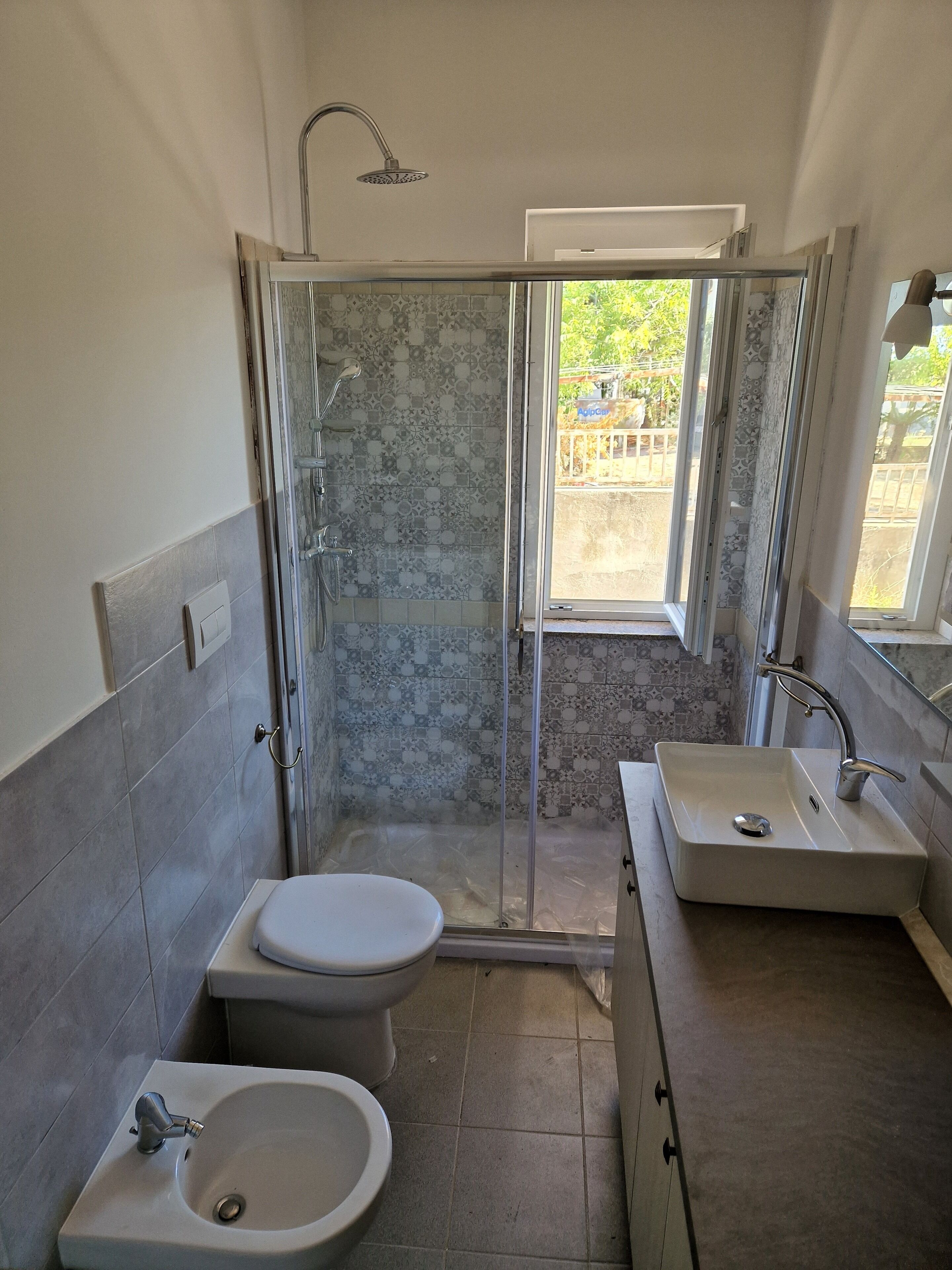 Douche, sèche-cheveux, bidet, serviettes fournies