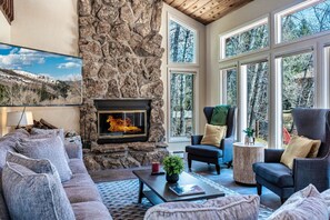 TV, fireplace - Eagle Vail Inside HotTub& Sauna Perfect Location (Avon)
