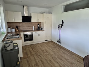 Kylskåp, mikrovågsugn, ugn och spishäll