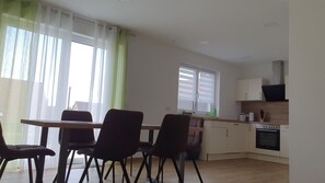 Kylskåp, mikrovågsugn, ugn och spishäll