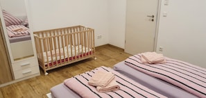 2 bedrooms, travel cot, free WiFi, bed sheets