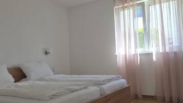 2 bedrooms, travel crib, free WiFi, bed sheets