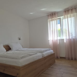 2 Schlafzimmer, Reisekinderbett, kostenloses WLAN, Bettwäsche