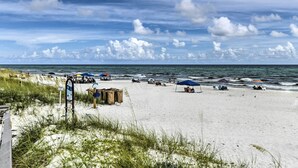 A beach with umbrellas, beach chairs, and a sandy shore. - Inlet Beach Cottage: Close to Beach Access! (Inlet Beach)