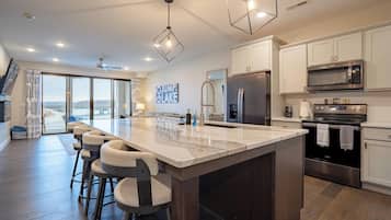 Geladeira, micro-ondas, fogão, cooktop