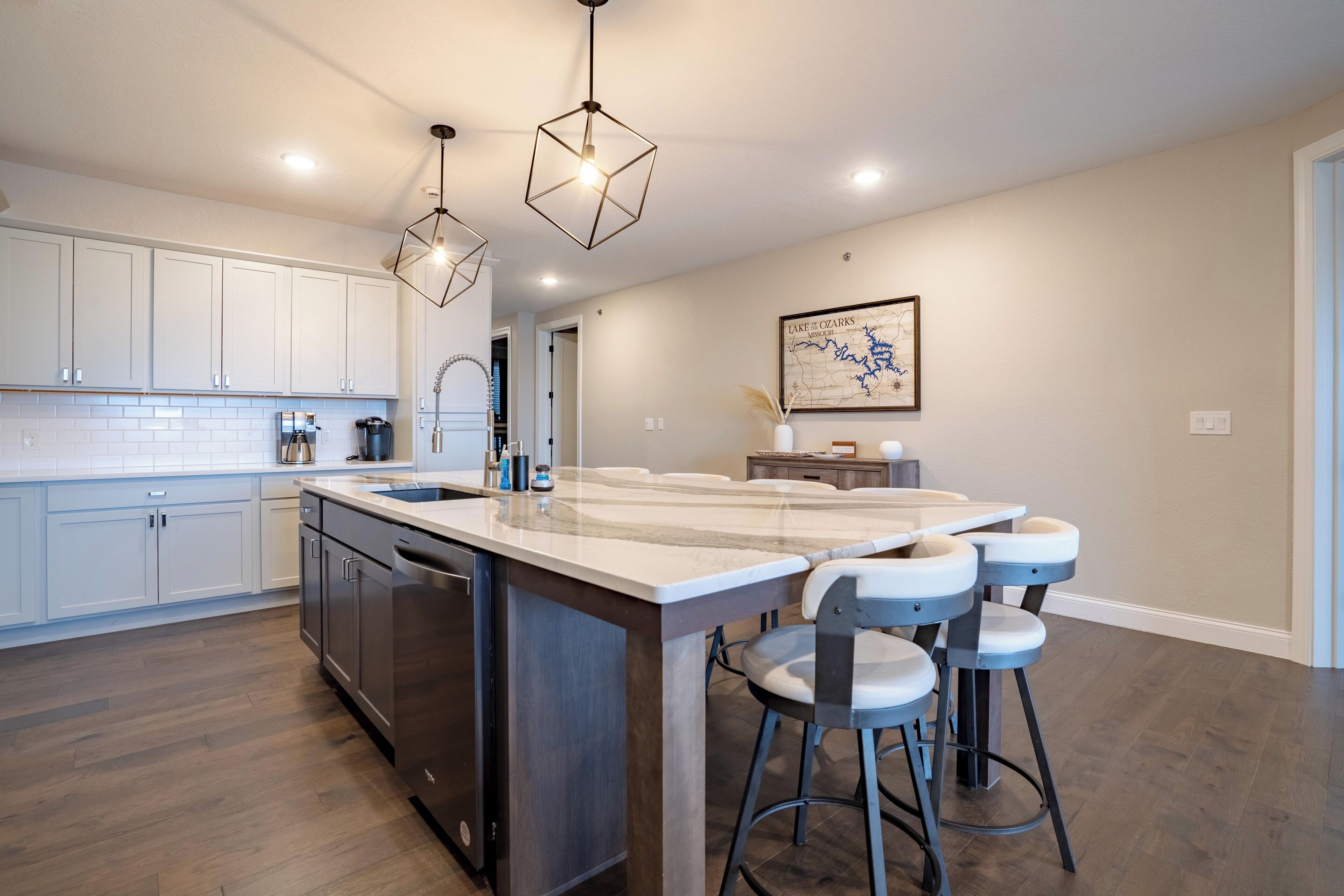 Kylskåp, mikrovågsugn, ugn och spishäll