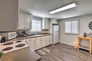 Fridge, microwave, stovetop, coffee/tea maker - Fremont Home, Near Reservoirs & Hiking Trails (Fremont)