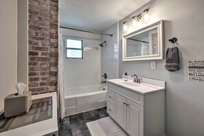 Kostenlose Toilettenartikel, Haartrockner, Handtücher