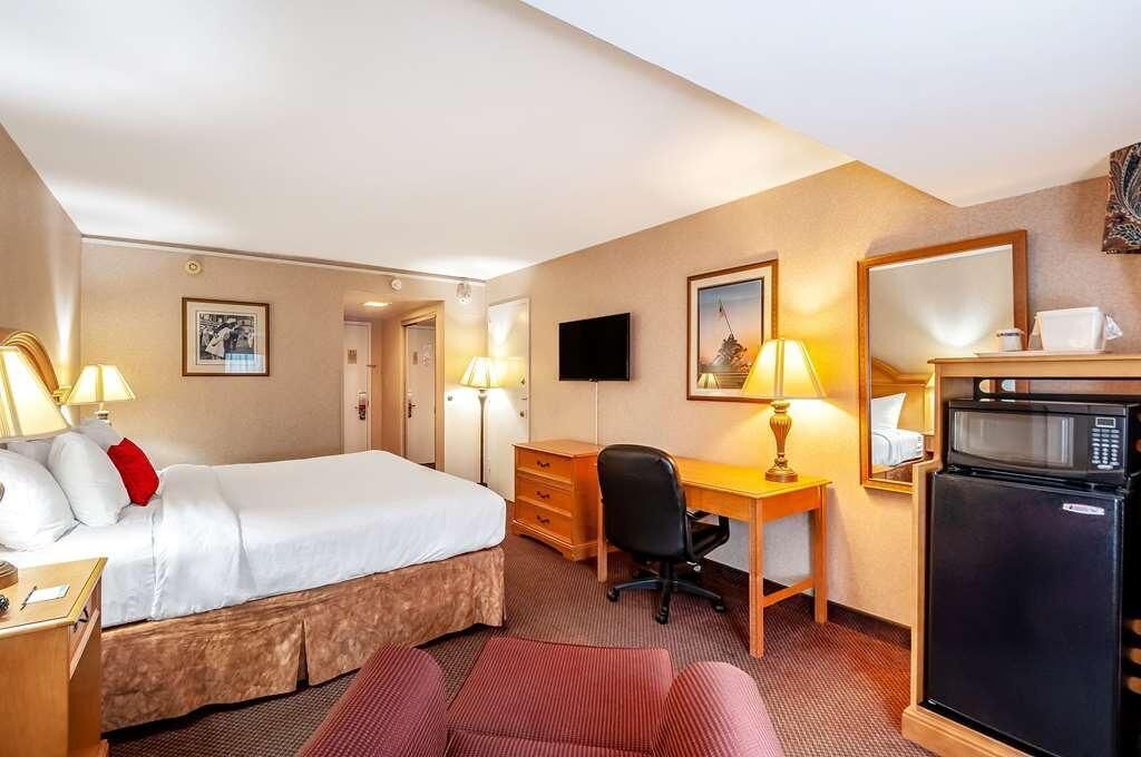 Comfort and Convenience in Red Lion Hotel Rosslyn Iwo Jima! Free Onsite Parking!