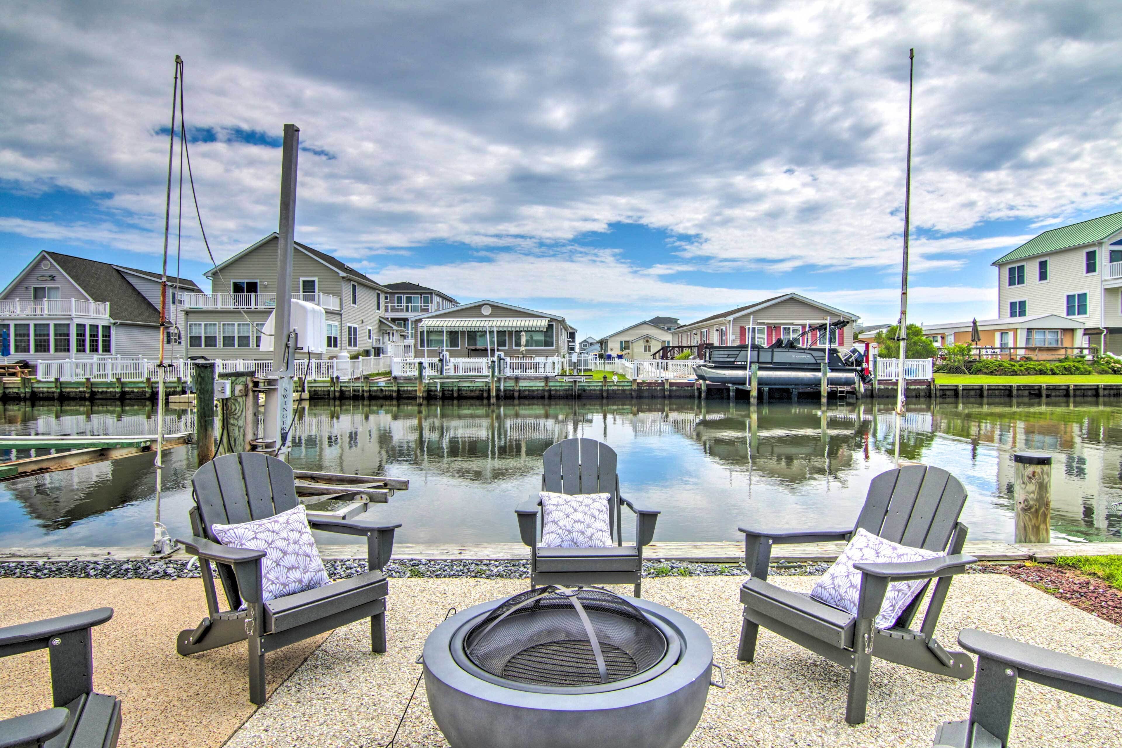 Lovely Fenwick Island Home w/ Fire Pit + Bay Views