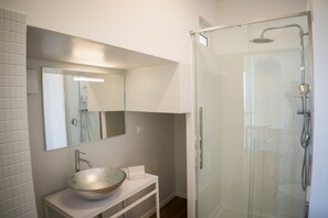 Studio Standard, 1 grand lit | Salle de bain | Douche, douche cascade, séchoir à cheveux, serviettes fournies