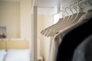 Estúdio standard, 1 cama Queen | Roupas de cama antialérgicas, edredons de pluma, berços grátis