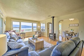 TV, DVD player, table football, books - Direct Beach Access: Getaway on Port Orchard! (Bremerton)