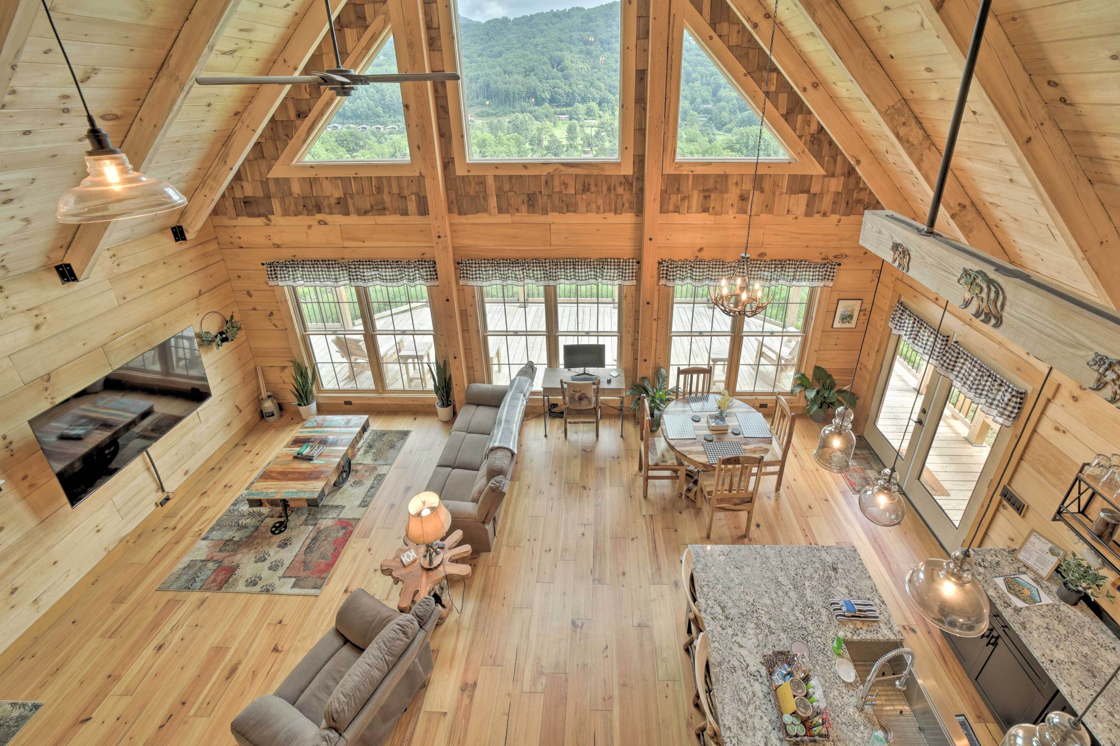 Luxe Log Cabin W/ Modern Finishes & Mtn Views - Maggie Valley, NC