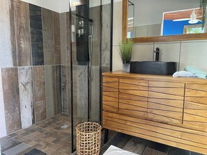 Dusch, hårtork och handdukar