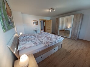 3 bedrooms, travel crib, free WiFi, bed sheets