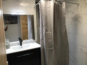 Douche, sèche-cheveux, serviettes fournies, savon