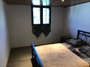 4 slaapkamers, een strijkplank/strijkijzer, gratis wifi, beddengoed