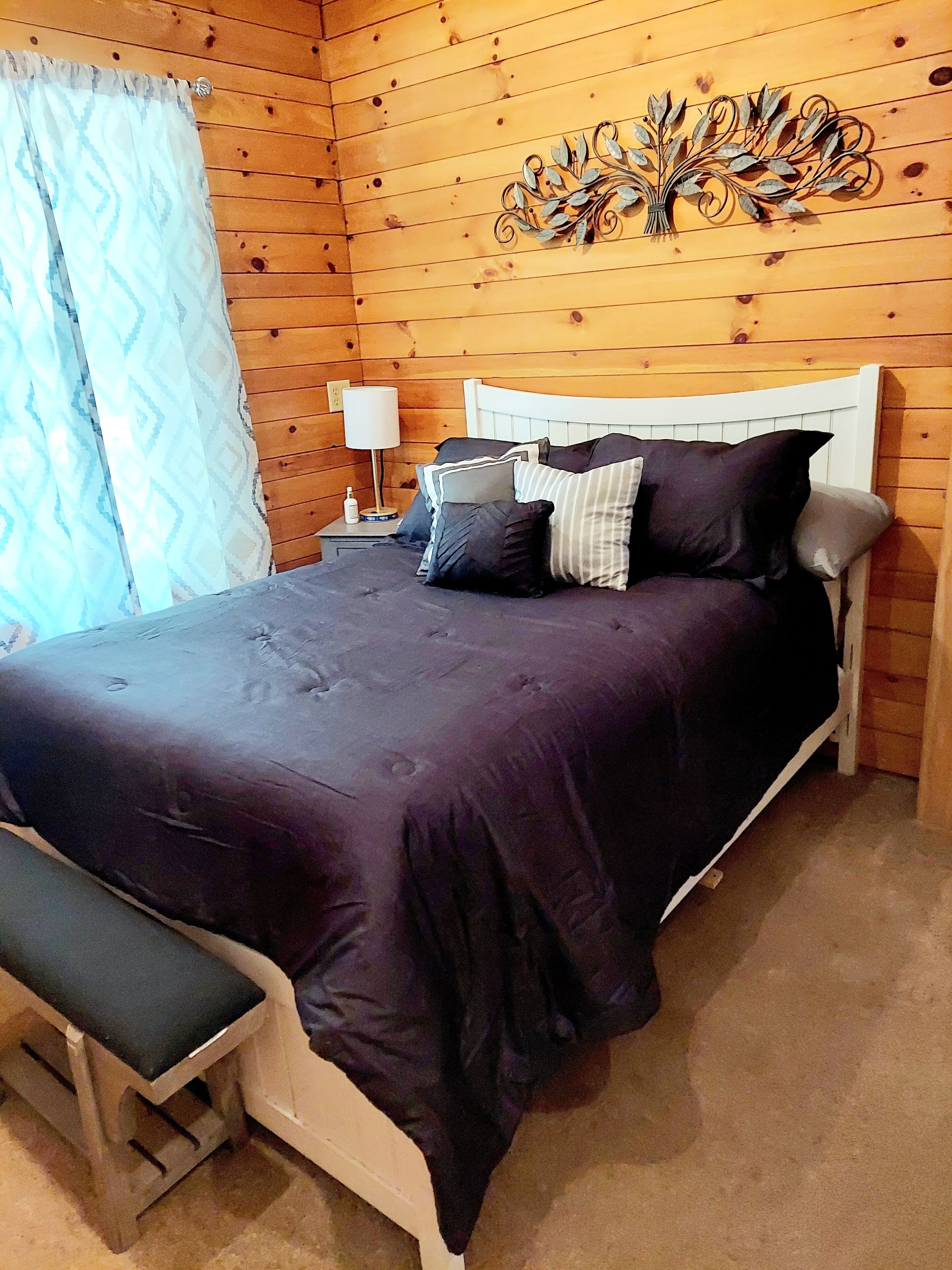 Lovely 1bedroom fully furnished apartment. Free parking on site.