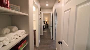 2 camere, una scrivania, Wi-Fi gratuito, lenzuola