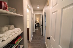 2 camere, una scrivania, Wi-Fi gratuito, lenzuola