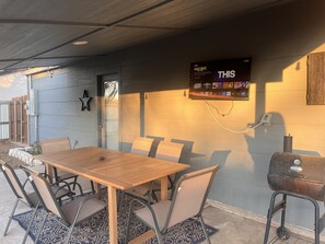 Outdoor dining - Adversity Home - Open Concept, with Pacman Machine. Close to I-40 Airport (Amarillo)