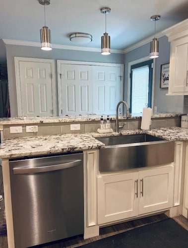 Adversity Home - Open Concept, with Pacman Machine. Close to I-40 Airport