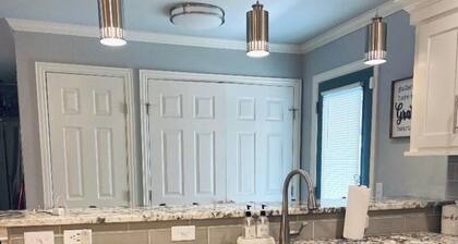 Adversity Home - Open Concept, with Pacman Machine. Close to I-40 Airport