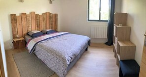 2 bedrooms, iron/ironing board, free WiFi, bed sheets