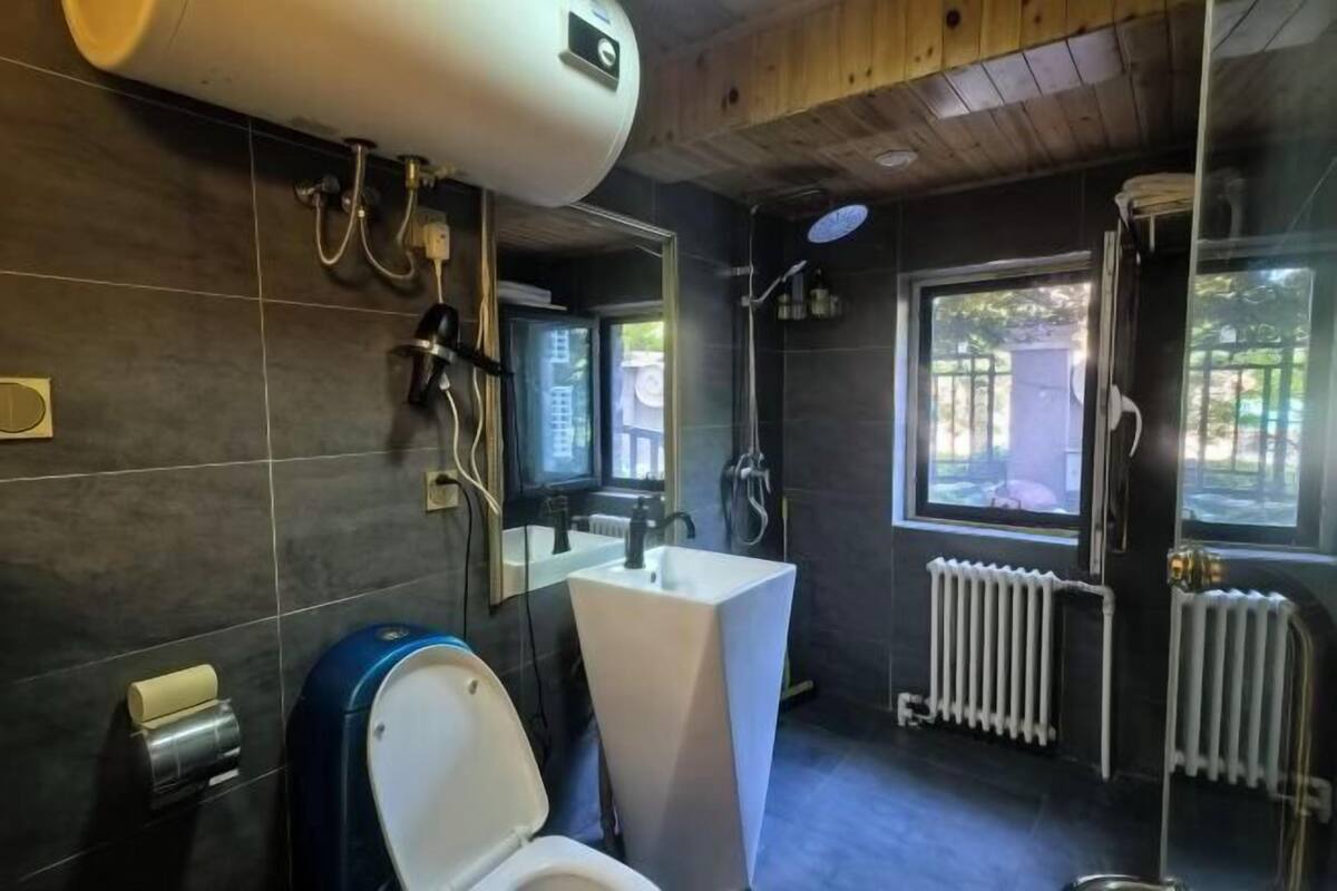 Un baño moderno con inodoro, lavamanos y ducha.