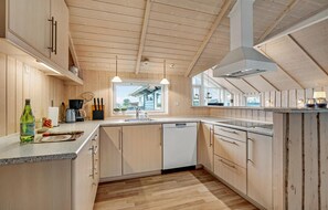 ثلاجة، موقد طهي مسطح، غسالة أطباق، ماكينة لصنع القهوة/الشاي