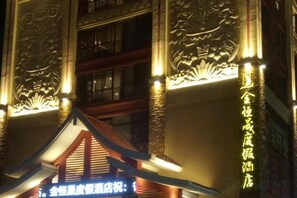 Un edificio con elementos arquitectónicos tradicionales y señalización iluminada.