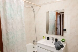 Duschwanne, Haartrockner, Bidet, Handtücher