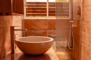 Ducha, secador de pelo, toallas