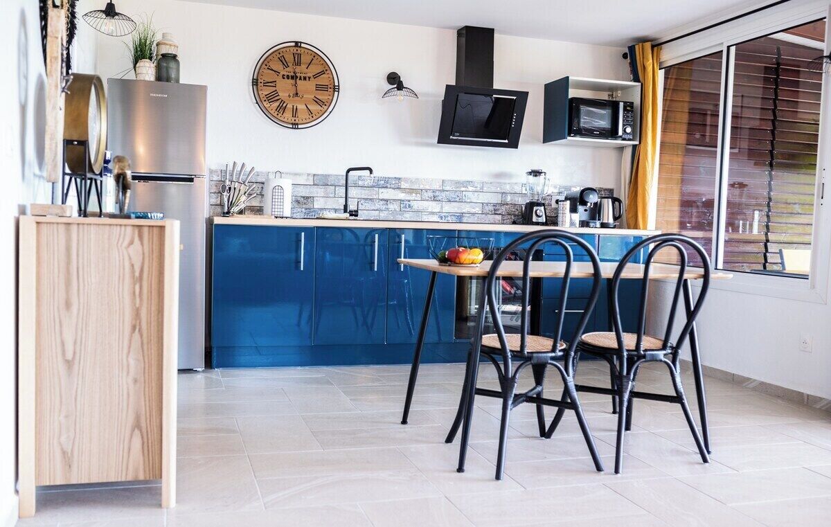 Jääkaappi, mikroaaltouuni, uuni, liesi