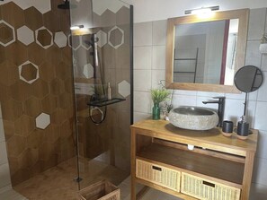 Dusche, Haartrockner, Handtücher