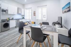 Een microgolfoven, een koffiezetapparaat/waterkoker, een broodrooster