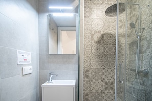 Shower, hair dryer, towels