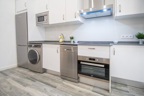 Een microgolfoven, een koffiezetapparaat/waterkoker, een broodrooster