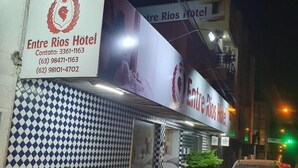 Das Entre Rios Hotel mit einer Fassade aus Schachbrettfliesen und einem Schild mit Kontaktinformationen.
