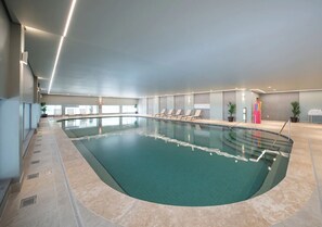 Una piscina techada, una piscina al aire libre