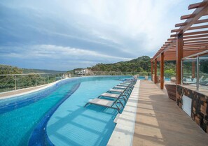 Una piscina techada, una piscina al aire libre