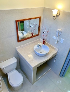 Premium-Zimmer | Badezimmer | Dusche, Handtücher