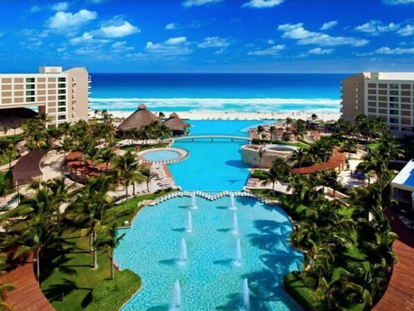 Alberca al aire libre y alberca climatizada