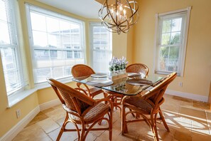 Dining - Lake View 3 bd Condo Minutes From Beach (Naples)